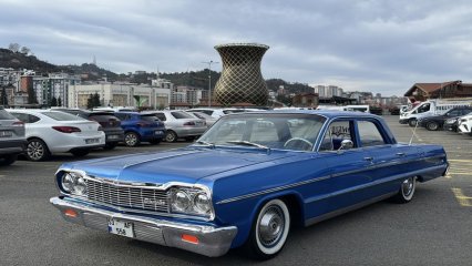 1964 model klasik otomobil Rize sokaklarında ilgi görüyor